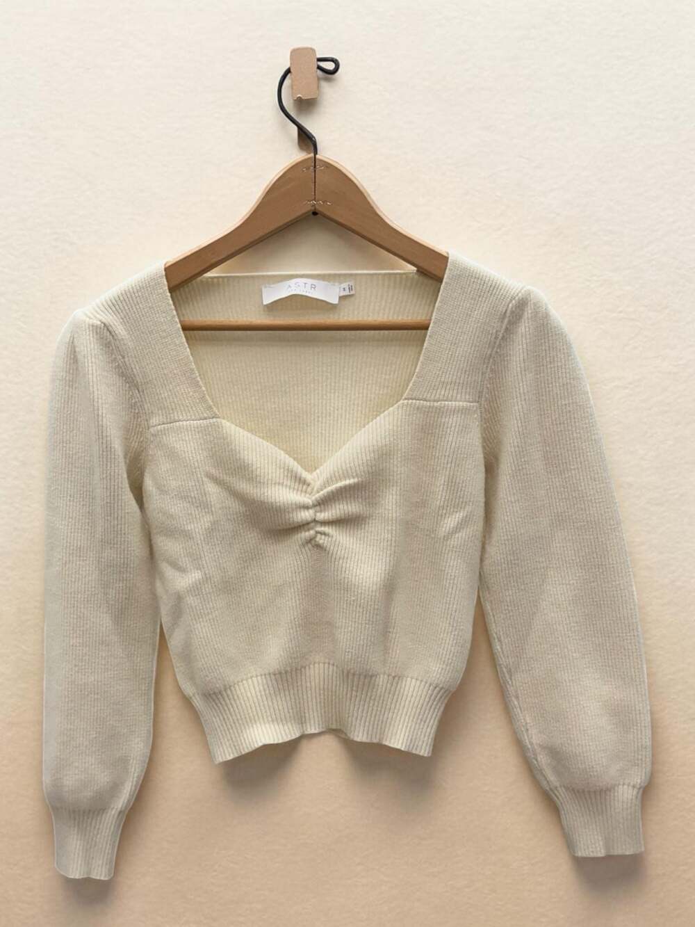 ASTR the Label Cream Ribbed Sweetheart Neck Ruched Bust Sweater Size‎ M